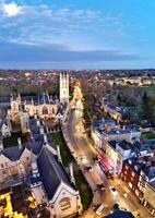 aereo panoramico Visualizza di illuminato storico Oxford centrale città di Inghilterra a notte. Inghilterra unito regno. marzo 23, 2024 foto