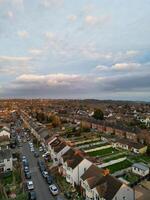 maggior parte bellissimo aereo Visualizza di Residenziale quartiere durante arancia tramonto al di sopra di lutone, Inghilterra UK. marzo 19, 2024 foto