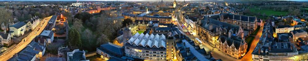 aereo panoramico Visualizza di illuminato storico Oxford centrale città di Inghilterra a notte. Inghilterra unito regno. marzo 23, 2024 foto