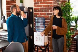 uomo d'affari che si prende una pausa di lavoro parlando con il manager esecutivo collaborando e comunicando foto