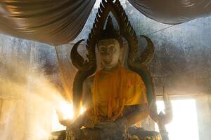 il antico Budda nel vecchio chruch foto