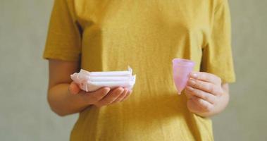 primo piano della coppetta mestruale nelle mani della donna. zero sprechi e concetto ecologico foto