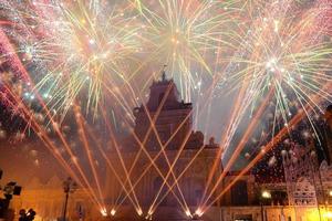 fuochi d'artificio davanti alla basilica di san sebastiano a palazzolo acreide, sicilia foto