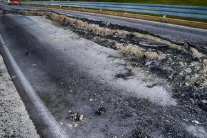 strada asfaltata distrutta dalla frana
