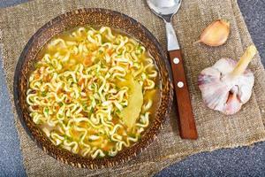 gustosa zuppa di pollo con noodles cinesi foto