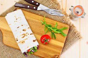 shawarma lavash con pollo e verdure foto