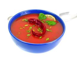 zuppa di pomodoro nel piatto. cucina nazionale italiana foto