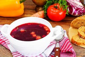 cibo salutare. zuppa di barbabietole, pomodoro e verdure foto