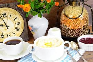 porridge di riso con burro dolce, marmellata e caffè foto