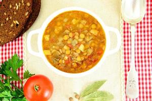 zuppa di lenticchie con melanzane, pomodori e cipolle foto