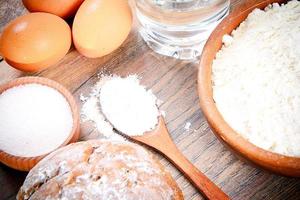 pane, farina, uova, acqua. cottura al forno foto