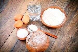 pane, farina, uova, acqua. cottura al forno foto