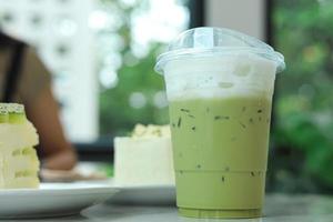 tè verde matcha freddo nella caffetteria del caffè foto