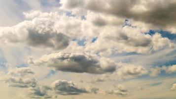 cielo blu con nuvole bianche e soffici e soffici. nubi cumuliformi. natura tempo cielo blu. bellissimo sfondo nuvole bianche.