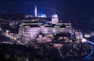 vista notturna del castello di buda a budapest, vista dalla collina gellert, famosi punti di riferimento della capitale ungherese foto