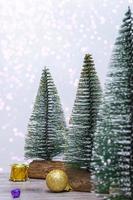 concetto di cartolina di Natale. alberi di natale su uno sfondo di luci sfocate ravvicinate con spazio di copia. verticale