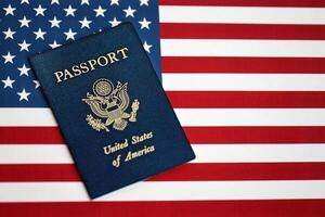 nuovo blu unito stati di America passaporto su noi bandiera sfondo foto