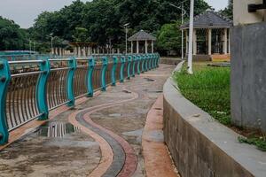 pedone sentiero accanto il fiume città parco con colorato piani. foto