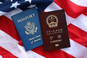 passaporto di Cina repubblica con noi passaporto su unito stati di America piegato bandiera foto