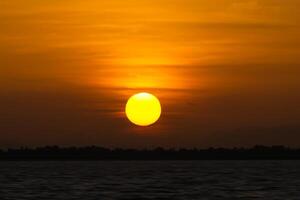 tramonto sul lago foto