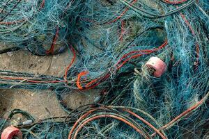 vecchio pesca netto su il spiaggia. foto