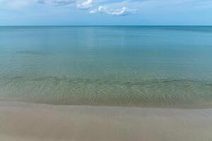 su il spiaggia con blu cielo foto