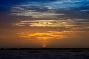 tramonto cielo su il lago foto