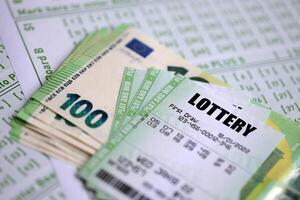 verde lotteria Biglietti e Euro i soldi fatture su vuoto con numeri per giocando lotteria foto