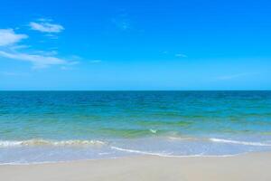 morbido onda su il spiaggia foto