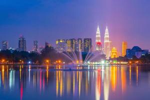 vista notturna dell'orizzonte della città di kuala lumpur foto