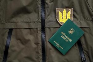 militare gettone o esercito id biglietto bugie su verde ucraino militare uniforme foto