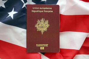 francese passaporto su unito stati nazionale bandiera sfondo vicino su. turismo e diplomazia foto