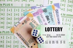 verde lotteria Biglietti e indiano rupie i soldi fatture su vuoto con numeri per giocando lotteria foto