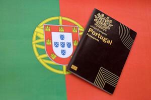 rosso Portogallo passaporto di europeo unione su nazionale bandiera sfondo vicino su foto