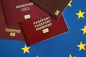europeo unione paesi passaporti su blu Unione Europea bandiera vicino su foto