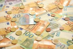 molti europeo Euro i soldi fatture e monete. lotto di banconote di europeo unione moneta foto