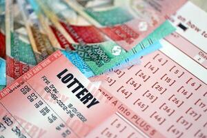 rosso lotteria biglietto bugie su rosa gioco d'azzardo lenzuola con indonesiano rupia i soldi fatture foto