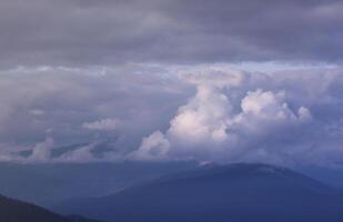 mattina Visualizza a partire dal il dragobrato montagna picchi nel carpazi montagne, Ucraina. nuvoloso e nebbioso paesaggio in giro drahobrat picchi foto