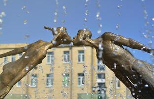 monumento per Gli amanti nel Kharkov, Ucraina - è un arco formato di il volare, fragile figure di un' giovane uomo e un' ragazza, fuse in un' bacio foto