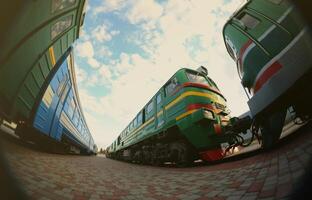 foto di moderno elettrico treni di russo produzione. forte distorsione a partire dal il fisheye lente