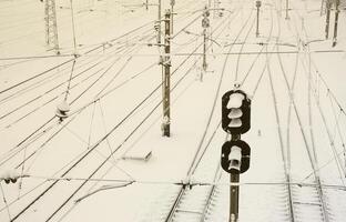 inverno ferrovia paesaggio, ferrovia brani nel il innevato industriale nazione foto