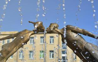 monumento per Gli amanti nel Kharkov, Ucraina - è un arco formato di il volare, fragile figure di un' giovane uomo e un' ragazza, fuse in un' bacio foto