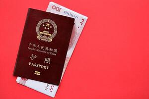 rosso passaporto di persone repubblica di Cina e Cinese yuan i soldi fatture. prc Cinese passaporto foto