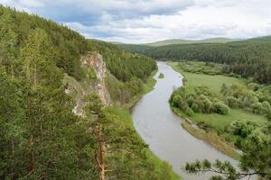 il montagna fiume flussi nel Baschiria, il natura di Russia è il meridionale Urali, il bellissimo paesaggio, il chelyabinsk regione, il roccia su il fiume. foto