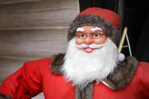 Santa Claus grande plastica figura con classico Santa Abiti vicino per di legno Casa foto