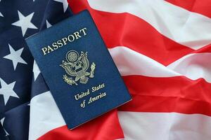 blu unito stati di America passaporto su nazionale bandiera sfondo vicino su foto