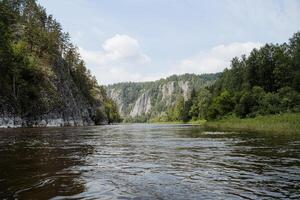 il paesaggio su il montagna fiume, il natura di Russia Siberia, il rocce approccio il acqua, il silenzioso attuale, il taiga mancanza di le persone, il natura selvaggia. foto