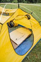 giallo all'aperto tenda, all'aperto Ingresso per il tenda, addormentato Borsa, campeggio attrezzatura, campeggio campeggio, escursioni a piedi foto