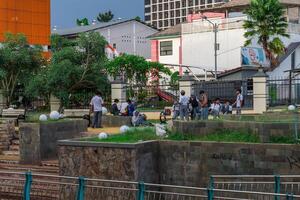 serpong Sud mandarino, marzo 4, 2024 - studenti si riunirono nel il parco accanto il fiume. foto