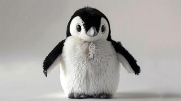 soffice pinguino felpa giocattolo con nero e bianca morbido pelliccia in piedi su un' leggero sfondo foto